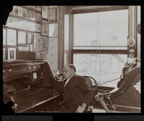 Marshall P. Wilder am Telefon in seinem Büro, 1898-99